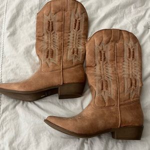 Cowboy fashion boots. Brand: Coconuts. Women’s 9M Super Cute!
